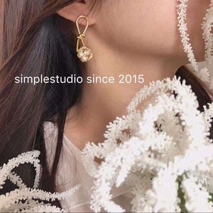 Winding Pearl Earring